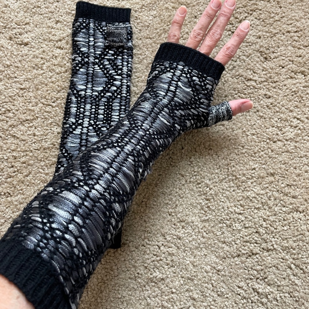 ✨LAUREN RALPH LAUREN Black & Silver Metallic NEW hand covers/fingerless gloves✨